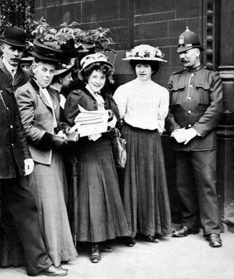 Suffragettes avec leur pétition en 1911