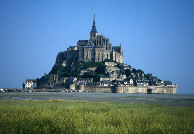 Le Mont Saint Michel en 2001, bien avant les travaux de désensablement.