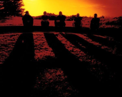 "Or donc, au moment de la collision des mondes, un groupe sonnera la fin de l'espoir et le début du renouveau en posant devant un crépuscule" - Neurosis 9:31