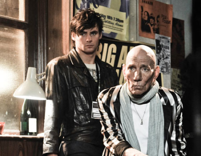 Pete Postlethwaite a l'air de faire la gueule. Serait-ce en voyant nos tronches de l'autre côté de l'écran ?