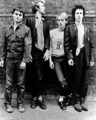 Petit jeu : un punk s'est caché dans ce groupe, sauras-tu le reconnaître?