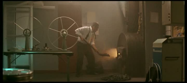 Le projectionniste au charbon. Mais de quel formidable film cette scène peut-elle bien être tirée ?