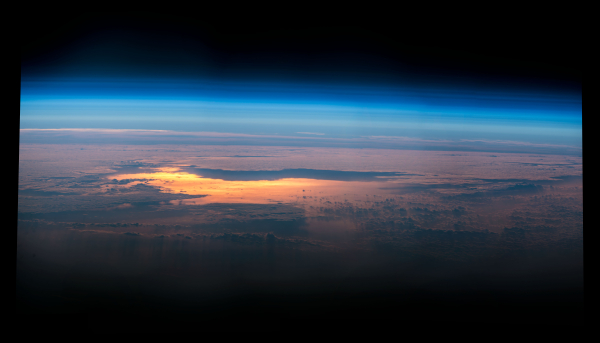 Un lever de soleil tel qu'on n'en voit que lorsqu'on a pris suffisamment de hauteur. Depuis l'ISS par exemple...