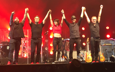 Le groupe Superbus lors de leur concert à Saint-Just-Saint-Rambert en 2017