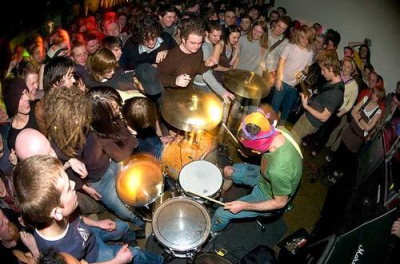 Un groupe de noise rock a en théorie un batteur sur puissant puis un quatre/cinq/six cordiste qui joue très fort et est très bon. Ou pas.