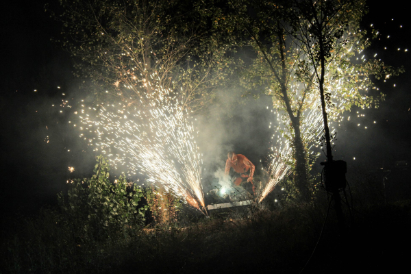 Les Commandos Percu en ouverture du festival, en pyrothechnie et coups de massue !