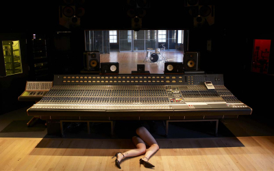 Un très rapide aperçu du futur studio, avec Marie-Berthe-Sidonie qui branche les derniers câbles.