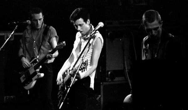 Joe Strummer, Mick Jones and Paul Simonon en concert avec The Clash en 1980.
