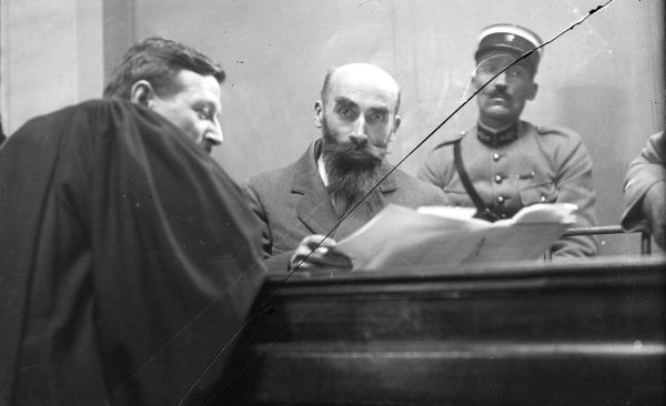 Le regard perçant d'Henri-Désiré Landru, tueur en série notoire, est-il capable de sonder nos âmes, ou même de diagnostiquer le COVID-19 ?