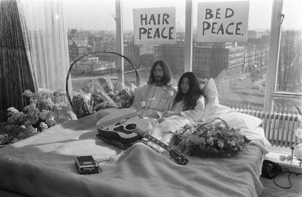 John Lennon et Yoko Ono lors du bed-in pour la paix à Amsterdam le 25 mars 1969.