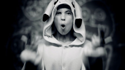 Awwwww cute, isn't she ?