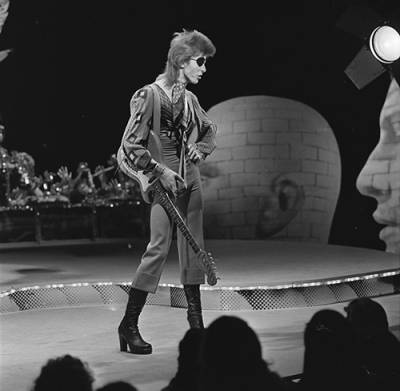 David Bowie, jouant Rebel Rebel dans l'émission AVRO's TopPop (show de la télévision Allemande) en 1974