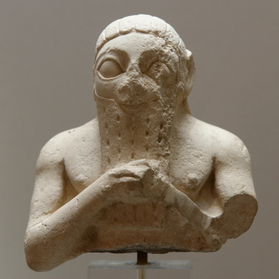 Adab était aussi une ville de Mésopotamie antique, le saviez-vous ? Ce buste masculin en calcaire, attribué à Lugal-kisal-si, roi d'Uruk, provient de cet endroit.