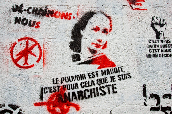 Porte condamnée et graffée rue Saint-Hilaire à Rouen. Quelques slogans : « Le pouvoir est maudit, c’est pour ça que je suis anarchiste » - « C’est nous qu’on bosse, c’est nous qu’on décide » - « Dé-chaînons-nous »