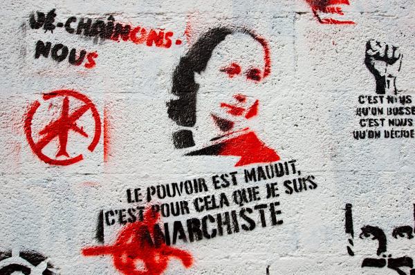 Porte condamnée et graffée rue Saint-Hilaire à Rouen. Quelques slogans : « Le pouvoir est maudit, c’est pour ça que je suis anarchiste » - « C’est nous qu’on bosse, c’est nous qu’on décide » - « Dé-chaînons-nous »