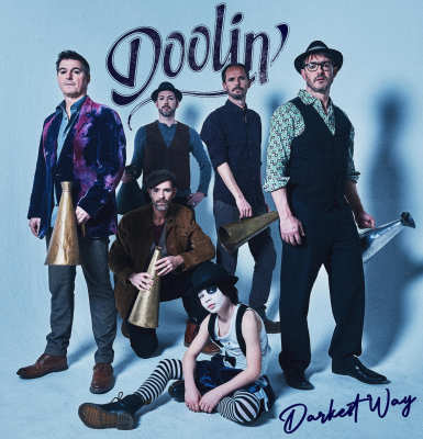 Doolin', une formation à l'univers unique inspiré par la musique traditionnelle irlandaise mêlant à celle-ci des influences pop-rock, funk, jazz...