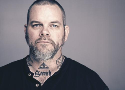 Scott Kelly, chanteur/guitariste de Neurosis. Qui fait de la folk avec une guitare acoustique parfois aussi.