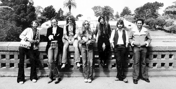 Le groupe The Doobie Brothers en octobre 1977. De gauche à droite : Keith Knudsen, John Hartman, Tom Johnston, Jeff Baxter, Pat Simmons, Michael McDonald, Tiran Porter.