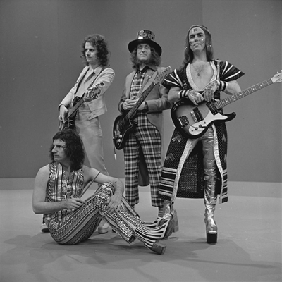 Le groupe Slade pendant l'émission de la B.B.C. "Top of the Pops" en 1974
