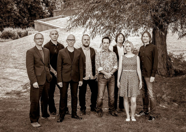 Le groupe Big Big Train en 2014 De G à D : Andy Poole, Danny Manners, David Longdon, Rikard Sjöblom, Nick D'Virgilio, Dave Gregory, Rachel Hall, Greg Spawton