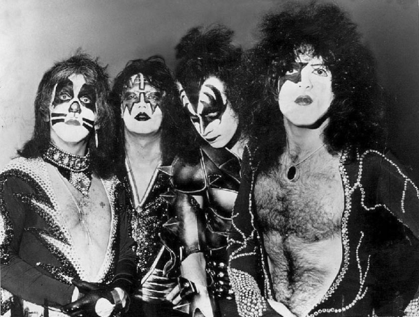 Le groupe KISS en 1976 (Ace Frehley, alias "The Spaceman", 2ème à partir de la gauche)