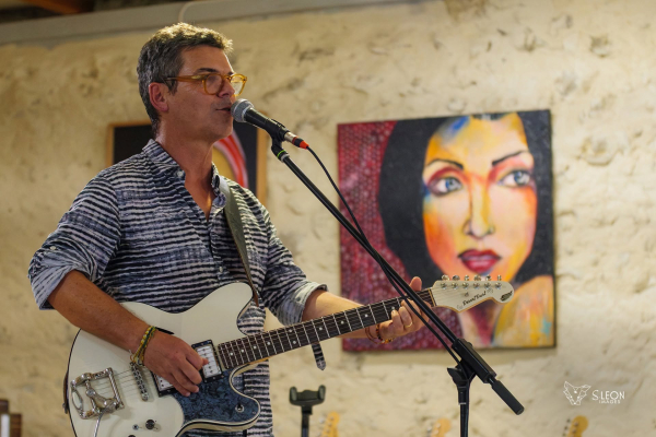 Toine, auteur compositeur chanteur, artiste indépendant.