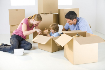 On en profite pour jouer avec la nourriture, et enfermer des bébés dans des cartons.