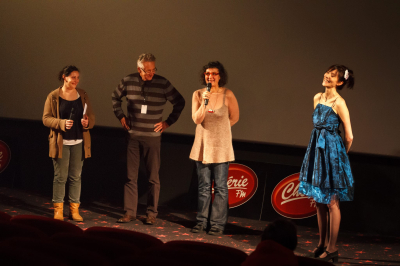 De gauche à droite : Amélie Harrault (lauréate cette année) Pierre Klein (Cinglés du Cinéma), Corinne Bernard (Beaumarchais - SACD) et Florence Panis (directrice du festival). Photo Vincent Poué