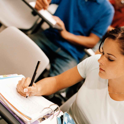 Calme, détendue, posée... Marie-Berthe sait que, même si elle rate son bac, elle est préparée à la vie active. L'épilation intégrale a du bon !