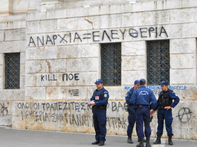 Des mots croisés bien compliqués pour nos amis policiers ! "Anarchie = liberté" (sur la bibliothèque nationale)