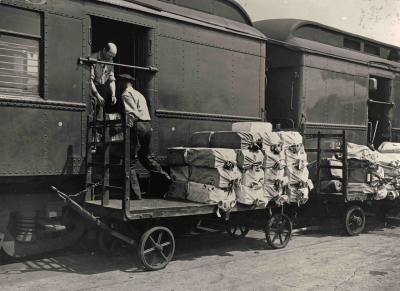 Le courrier postal arrive par wagons entier. Mais où va-t-on bien pouvoir le mettre ?