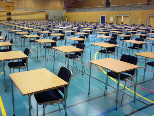 Quoi de plus agréable que de passer son bac dans un gymnase qui fleure bon la vieille chaussette, relent oublié des vestiaires à quelques mètres de toi ?