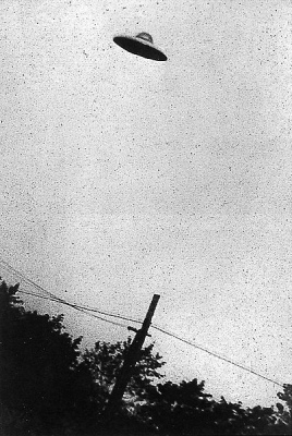 Grainy B&W image of supposed UFO, Passaic, New Jersey, 30 July 1952