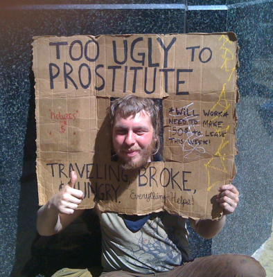 (Crédit photo : http://www.graphicshunt.com/funny/images/bum_sign-13412.htm)