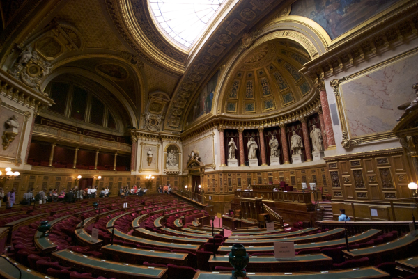 L'hémicycle du Sénat où est actuellement examiné le projet de loi "Égalité et Citoyenneté", peuplé de personnes qui doublent-cliquent sur les liens qu'ils trouvent dans les Internetz.