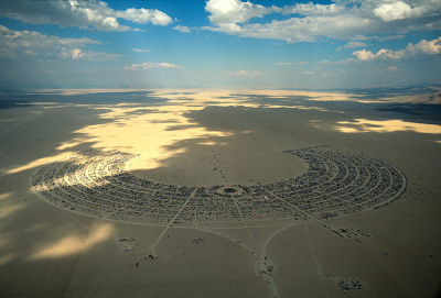 Un oeuvre d'art Maya ? Non ! C'est la ville champignon "Black Rock City" qui pousse chaque année en plein désert pour le Burning Man, dans le désert du Nevada, aux USA ! Autant dire que les festivals européens, à côté, c'est un peu du pipi de chat.